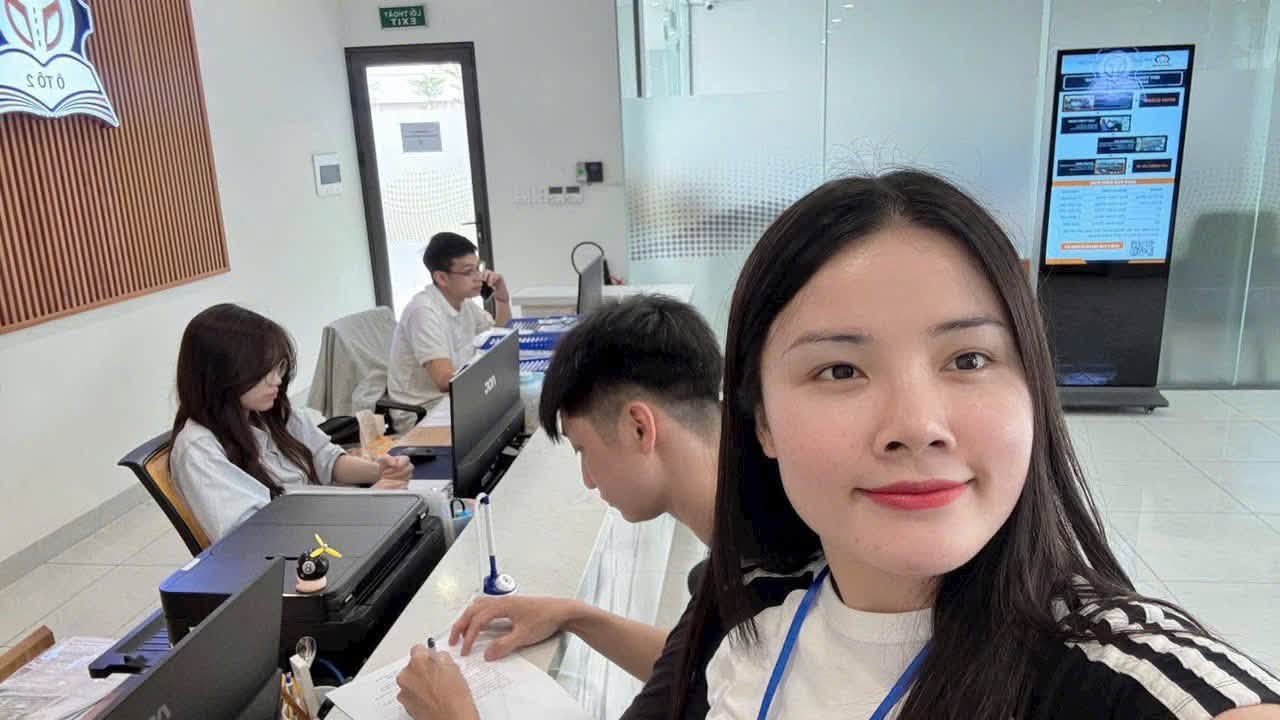 Cô Quỳnh tại văn phòng làm hồ sơ cho học viên