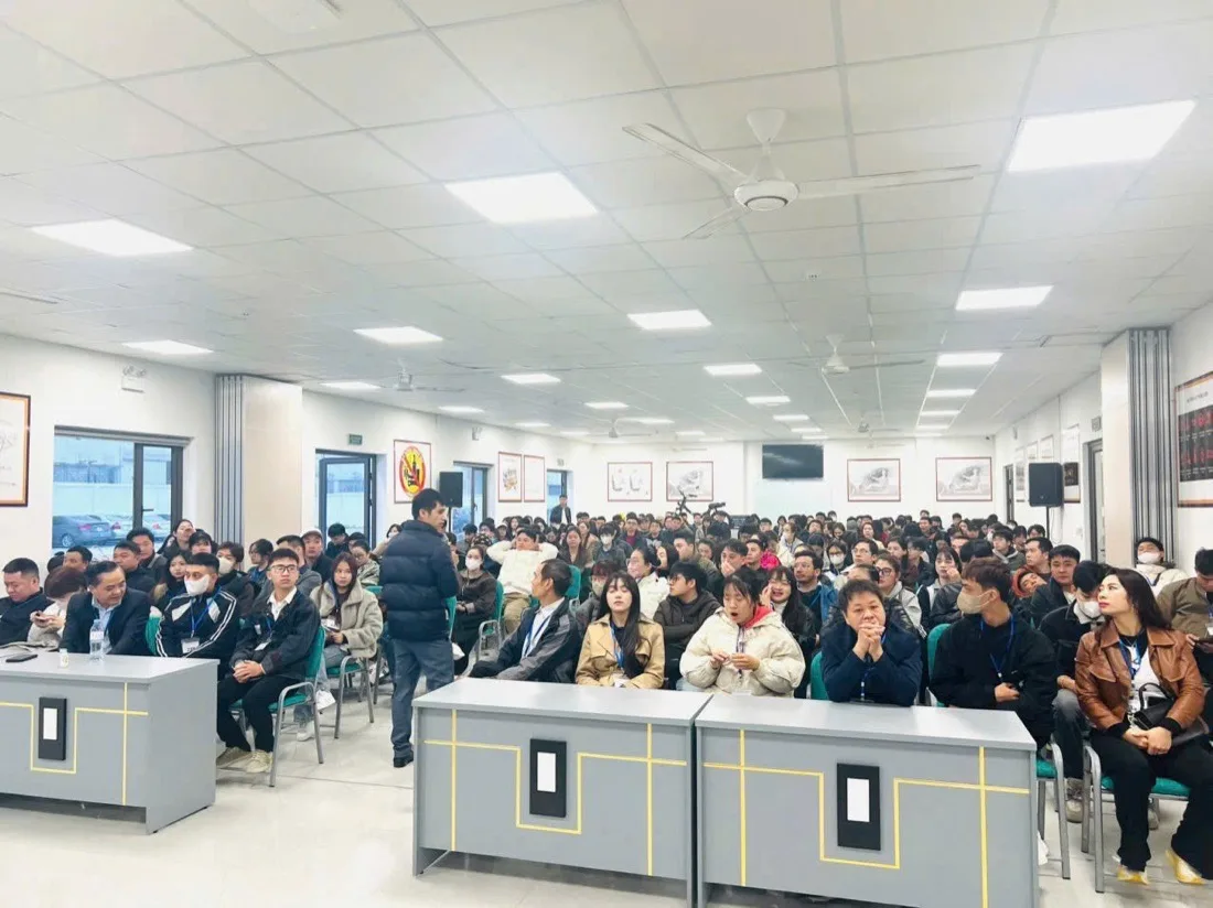Cô Quỳnh cùng học viên