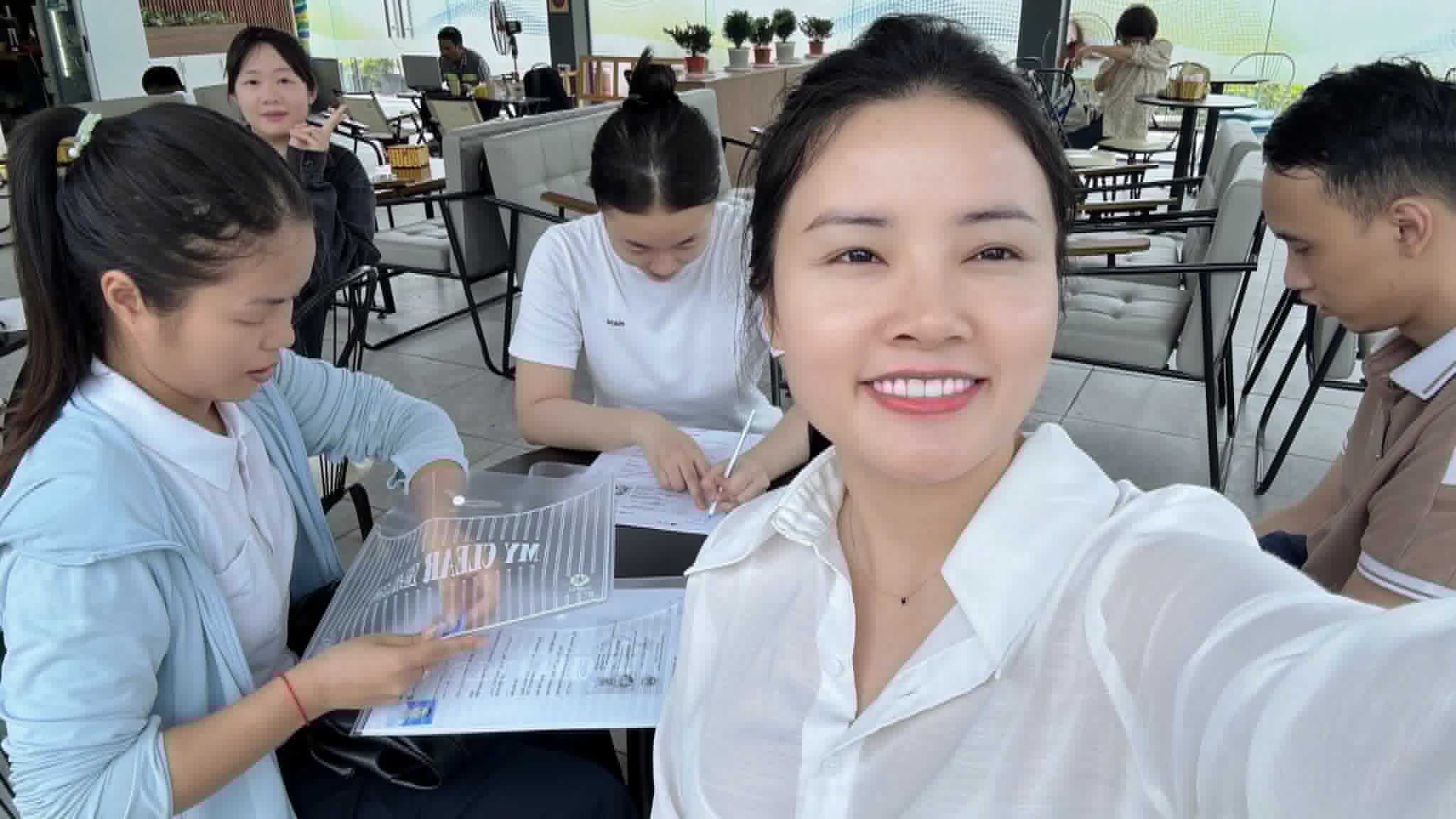 Cô Quỳnh cùng nhóm học viên làm hồ sơ đăng ký