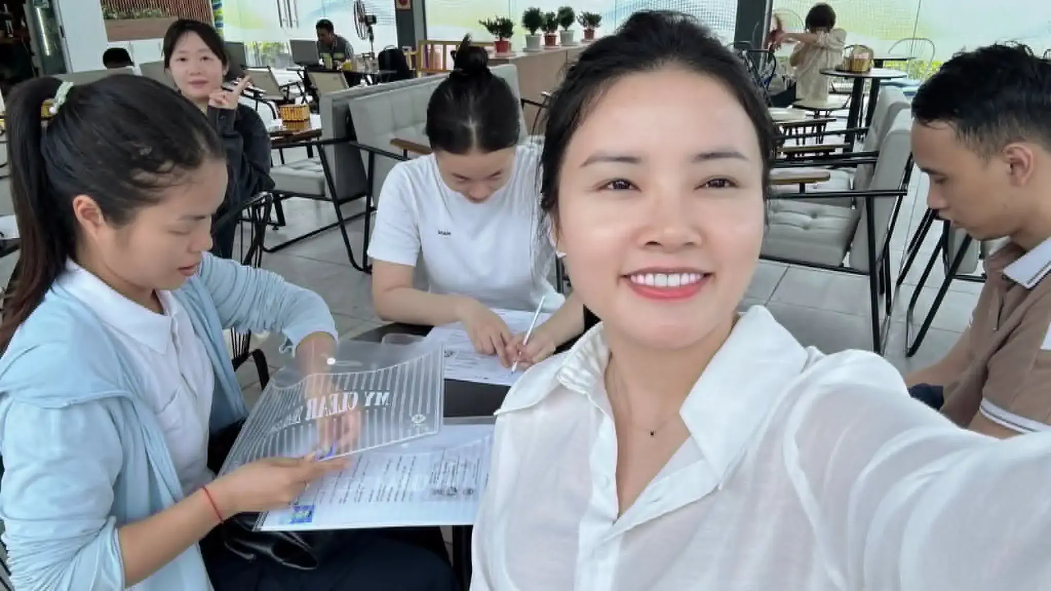 Cô Quỳnh cùng nhóm học viên làm hồ sơ đăng ký